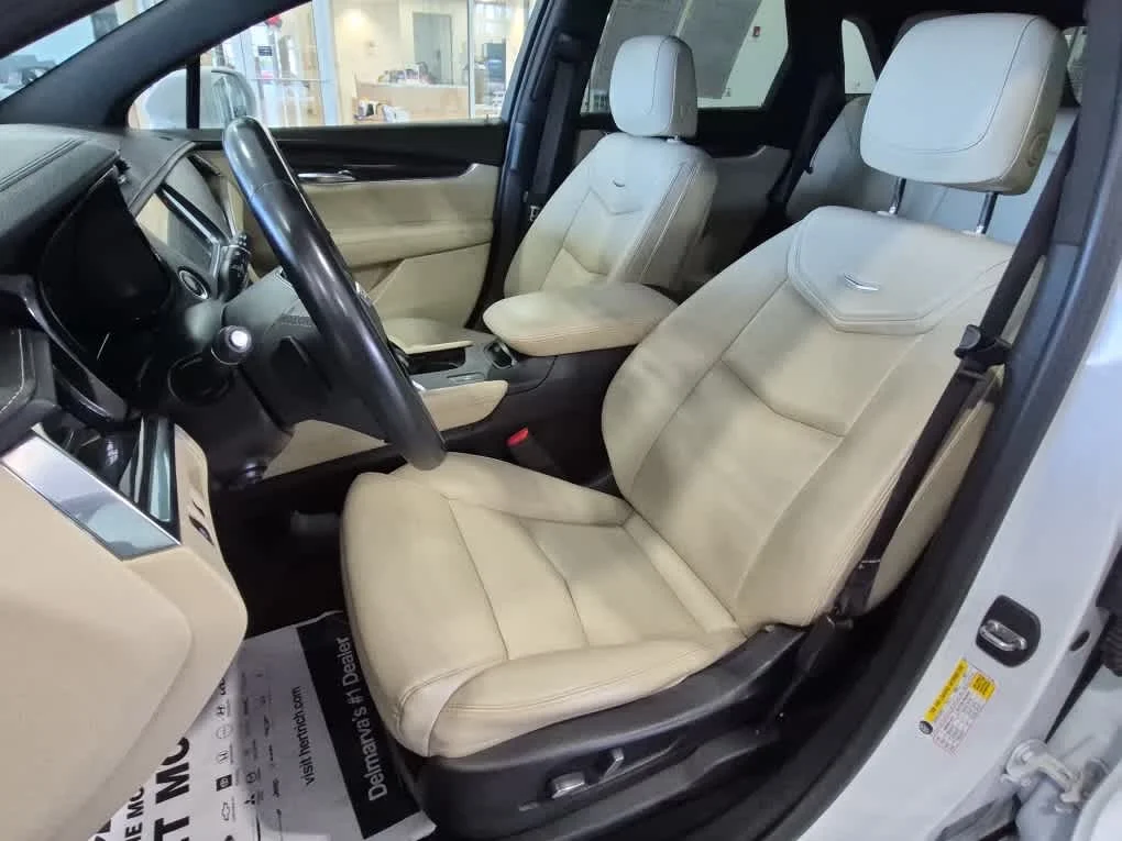 Used 2018 Crystal White Tricoat Cadillac FWD image 10