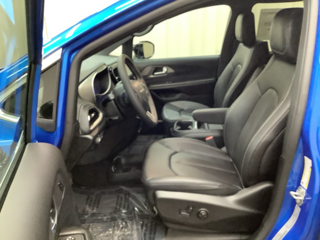 New 2027 Hydro Blue Pearl-Coat Paint Chrysler  image 13