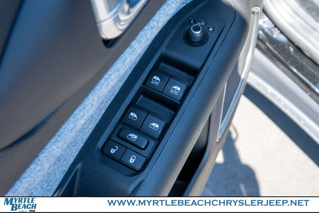 Used 2025 Diamond Black Crystal Pearlcoat Jeep Latitude image 16