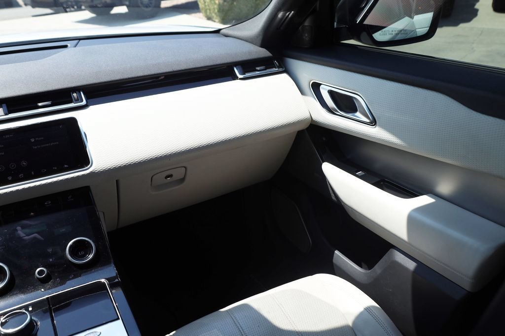Used 2018 White Land Rover R-Dynamic SE image 20