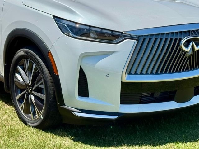 New 2026 Radiant White INFINITI LUXE image 8