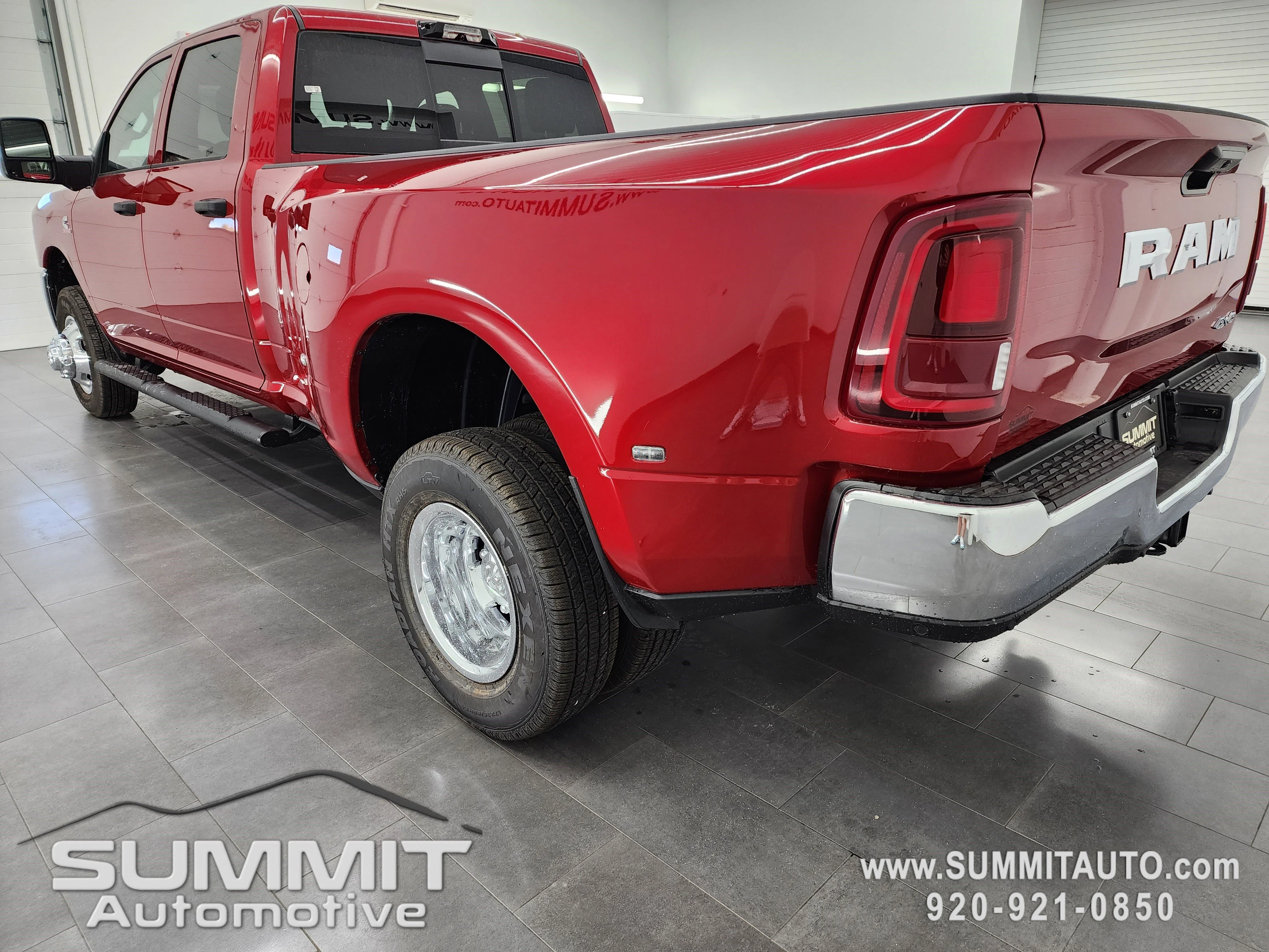 New 2026 Molten Red Pearl-Coat Exterior Paint RAM Tradesman image 6