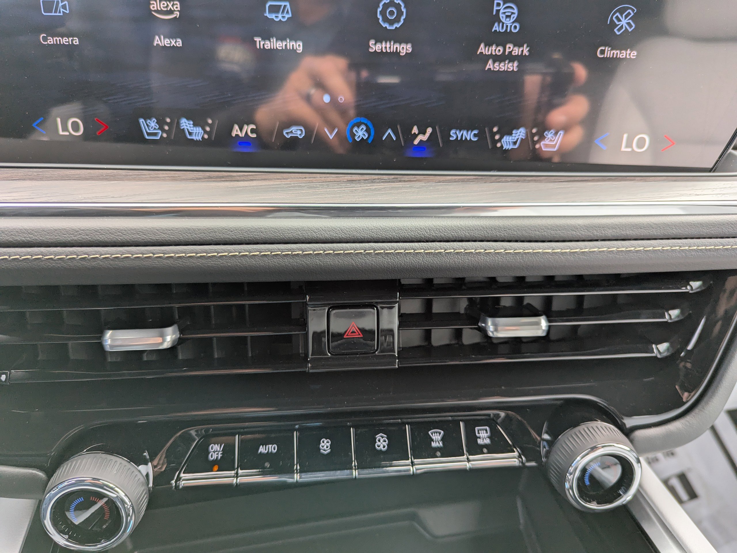 2025 Chevrolet Suburban Premier - Photo 25