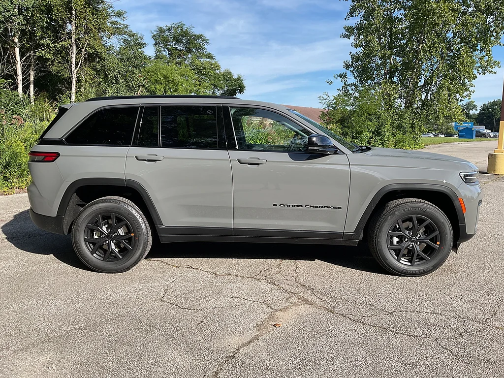 New 2027 Sting-Gray Clearcoat Jeep Laredo Altitude image 4