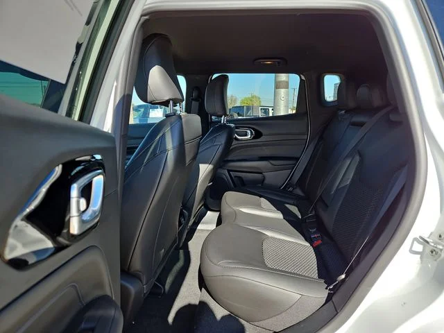 New 2026 Bright White Clear-Coat Exterior Paint Jeep Latitude image 12