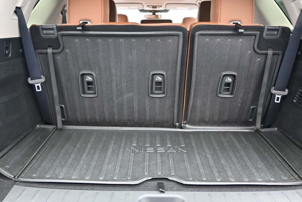 Used 2025 Black Nissan Platinum image 26
