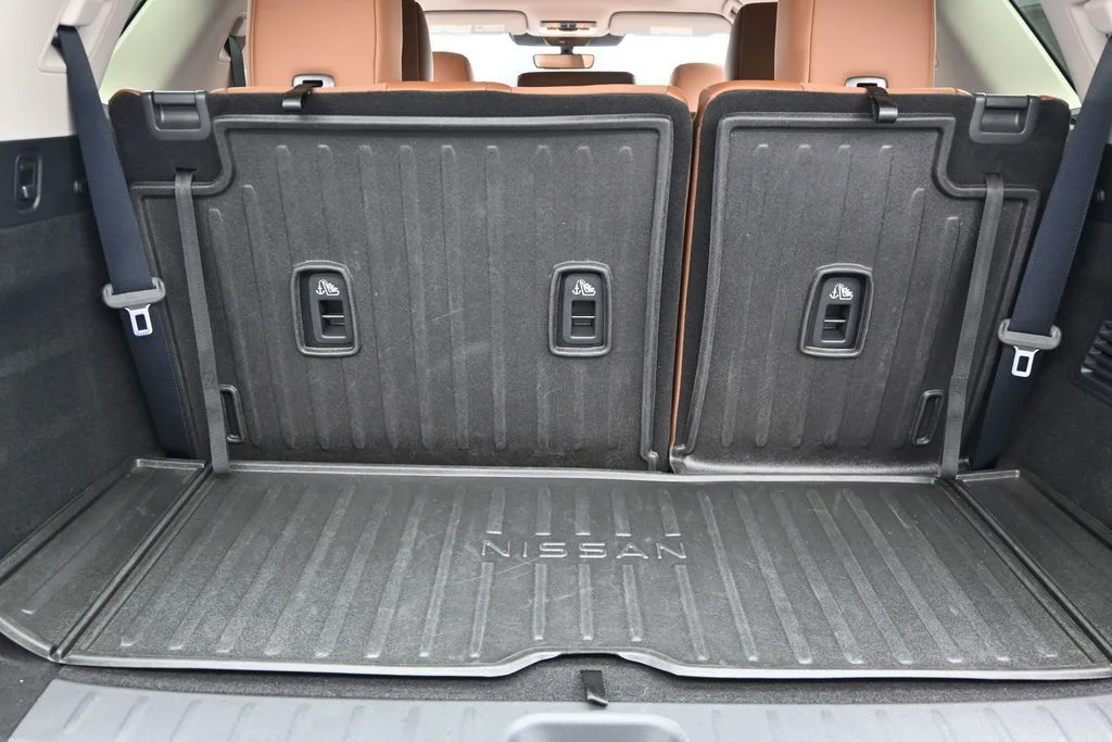 Used 2025 Black Nissan Platinum image 26
