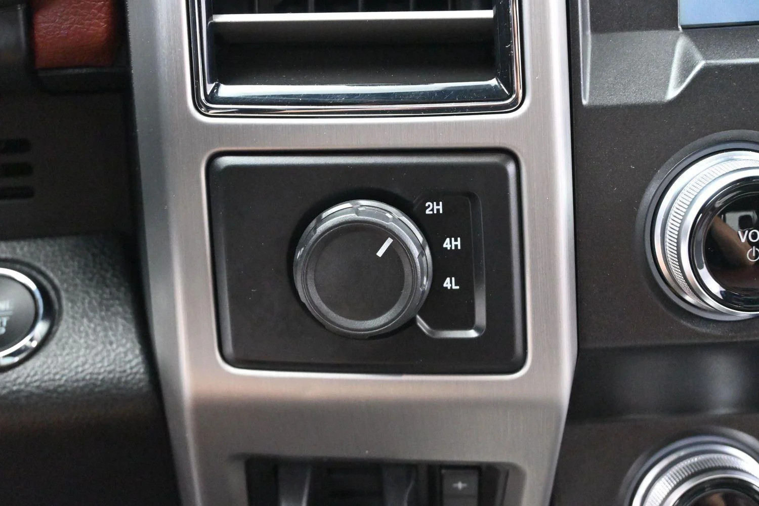 Used 2019 White Platinum Metallic Tri-Coat Ford Platinum image 27