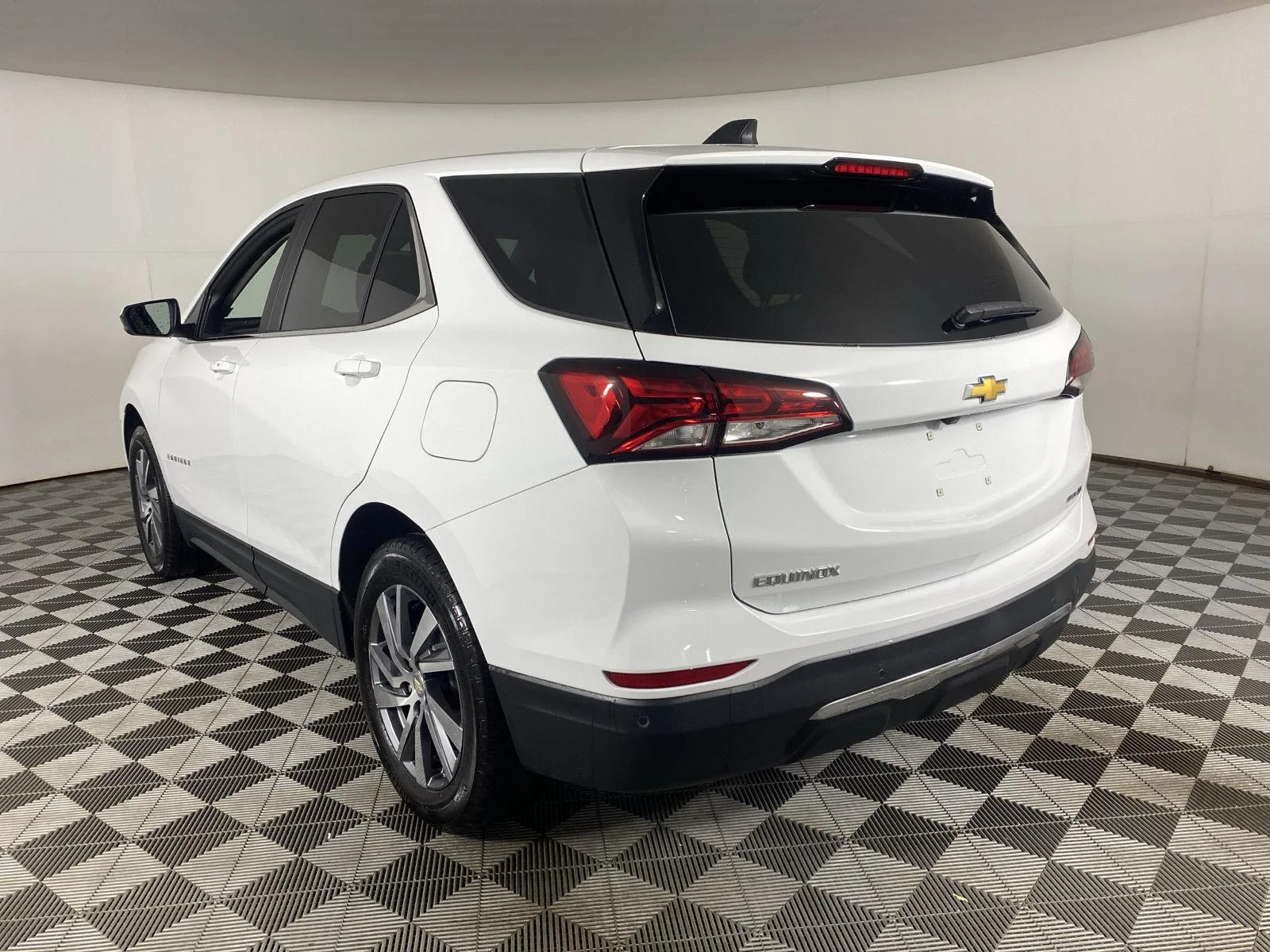 Used 2024 Summit White Chevrolet LT image 5