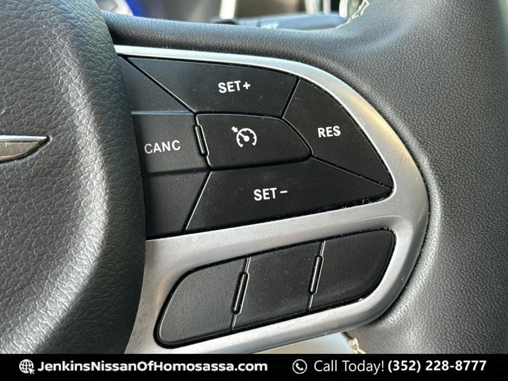 Used 2023 White Chrysler LX image 40