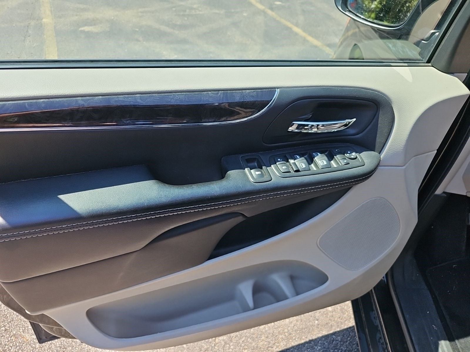 Used 2014 Brilliant Black Crystal Pearlcoat Chrysler Touring image 17