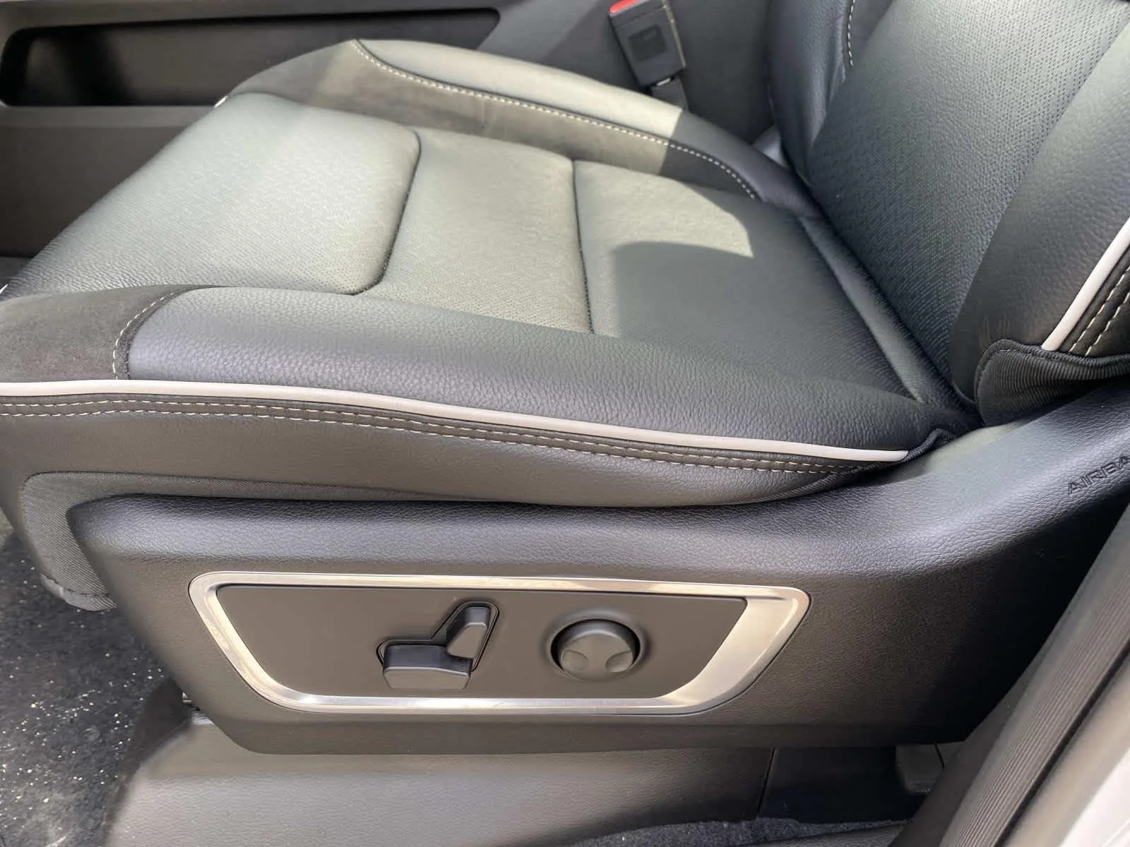 New 2026 Bright White Clear-Coat Exterior Paint RAM Laramie image 10