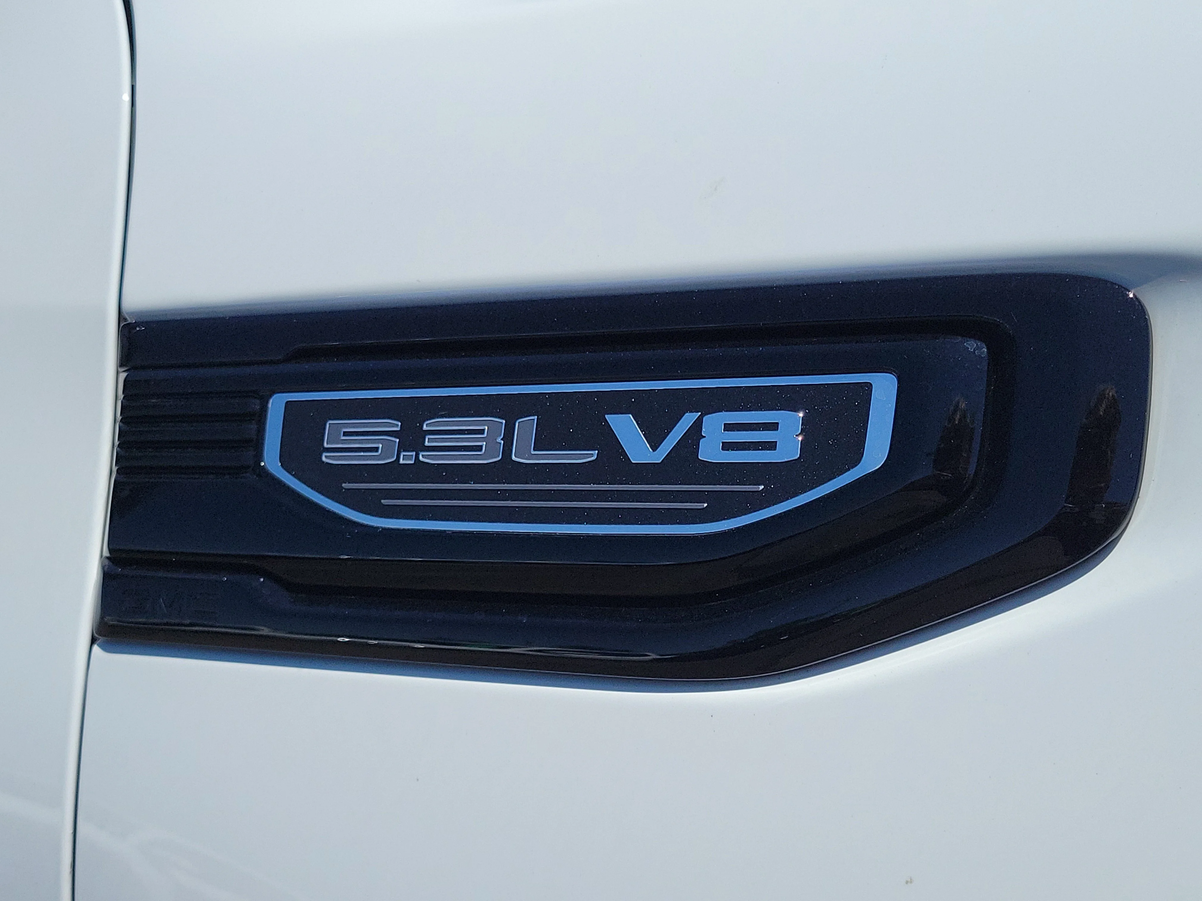 Used 2025 Summit White GMC Elevation image 6