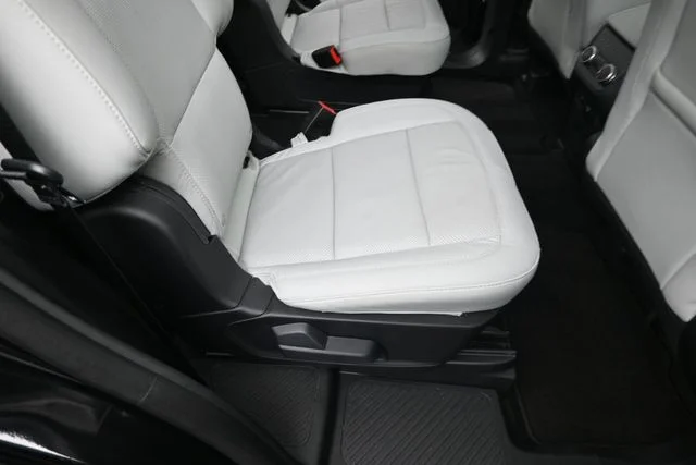 Used 2025 Black Metallic Ford Platinum image 28