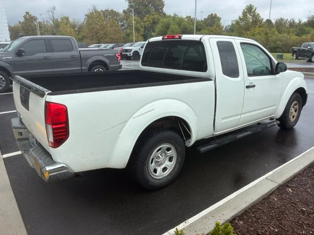 Used 2014 Glacier White Nissan S image 7