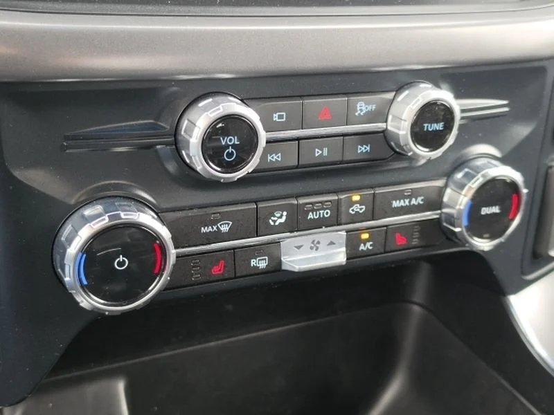 Used 2025 Space White Metallic Ford XLT image 24