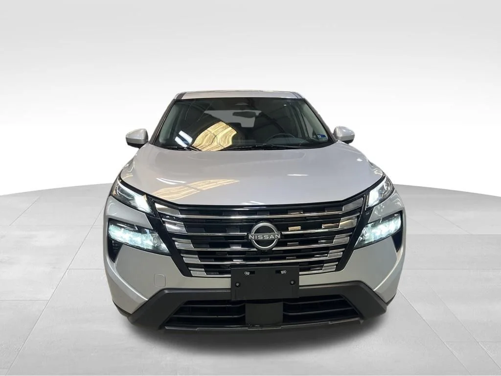 Used 2025 Silver Nissan SV image 9