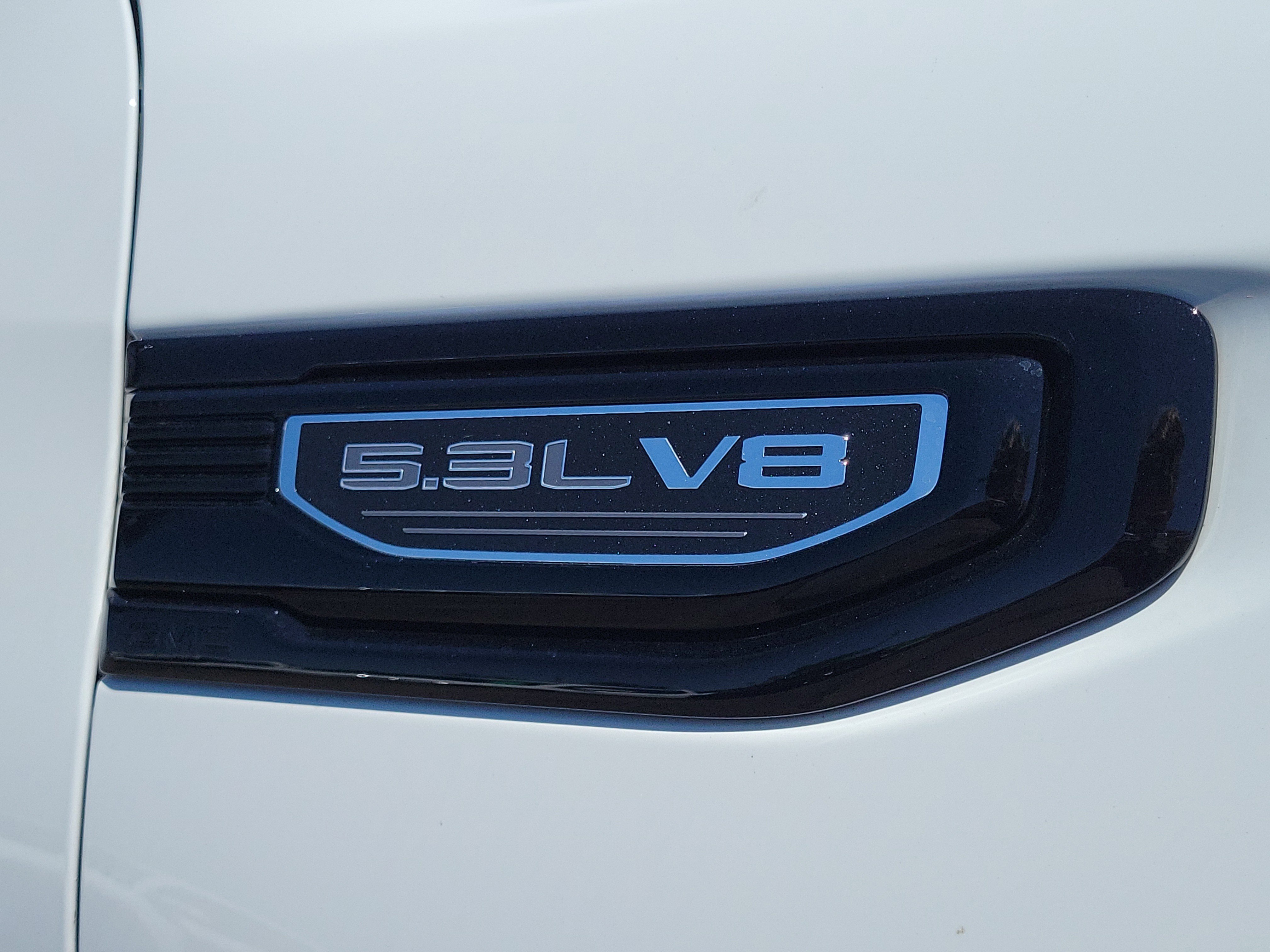 Used 2025 Summit White GMC Elevation image 6