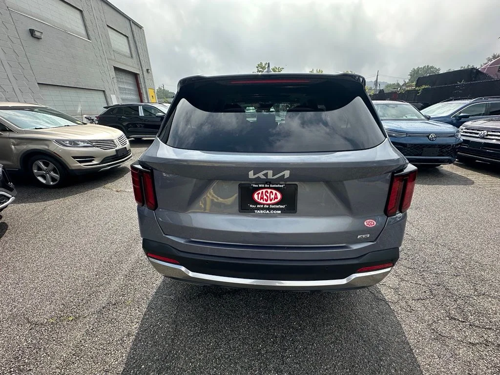 Used 2024 Silver Kia S image 7