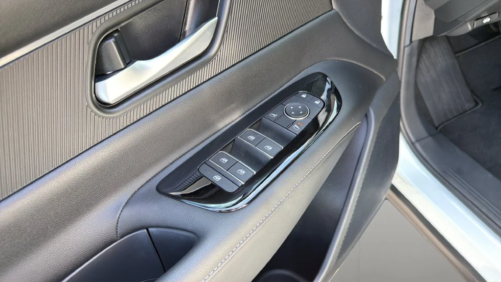 Used 2025 White Nissan SV image 15