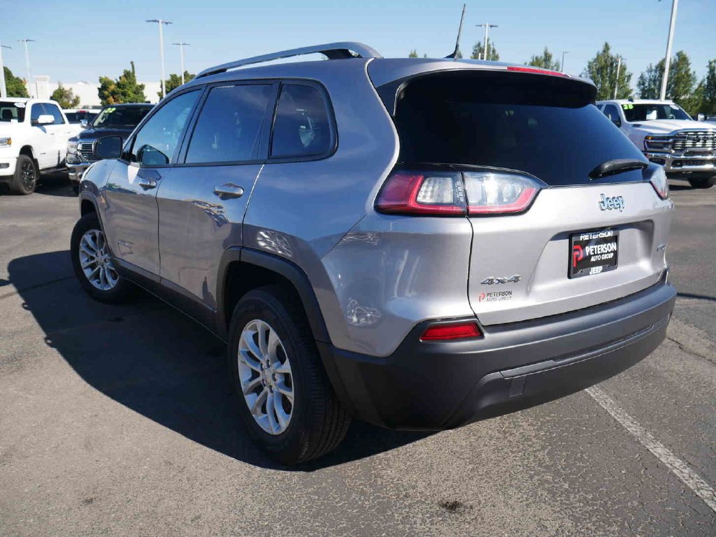Used 2021 Silver Jeep Latitude image 15