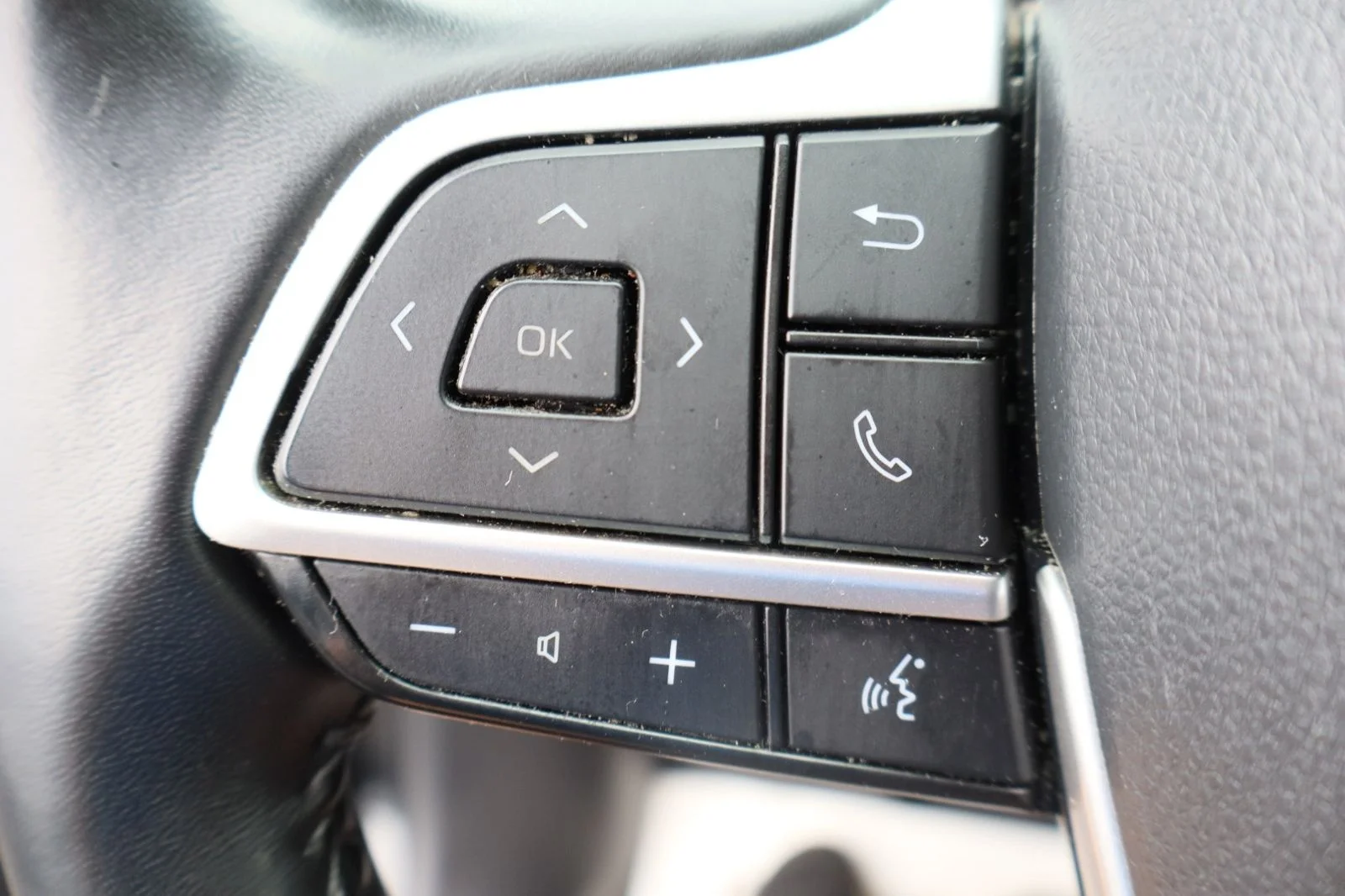Used 2023 Midnight Black Metallic Toyota XLE image 19