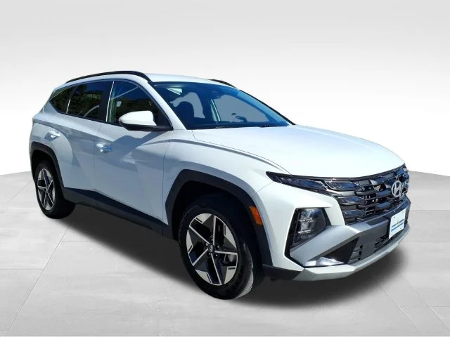 Used 2025 White Hyundai SEL image 11