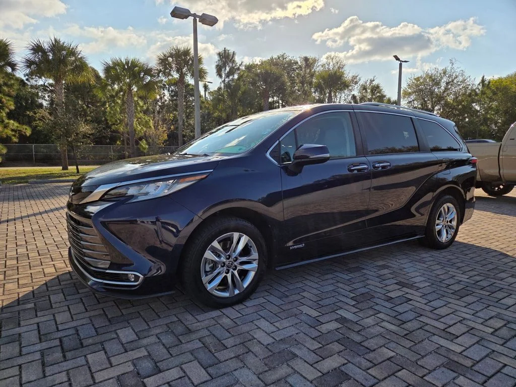 Used 2021  Toyota Limited image 3