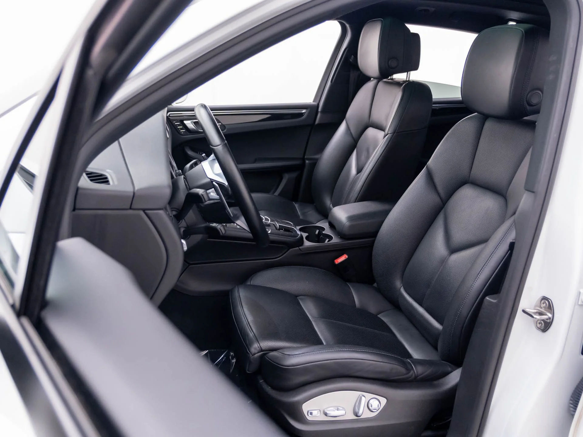 Used 2017  Porsche  image 5
