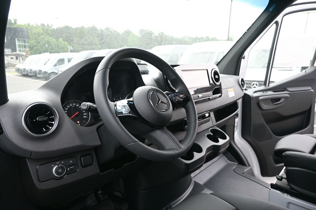 New 2026 Arctic+White Mercedes-Benz Cargo 170 WB image 6