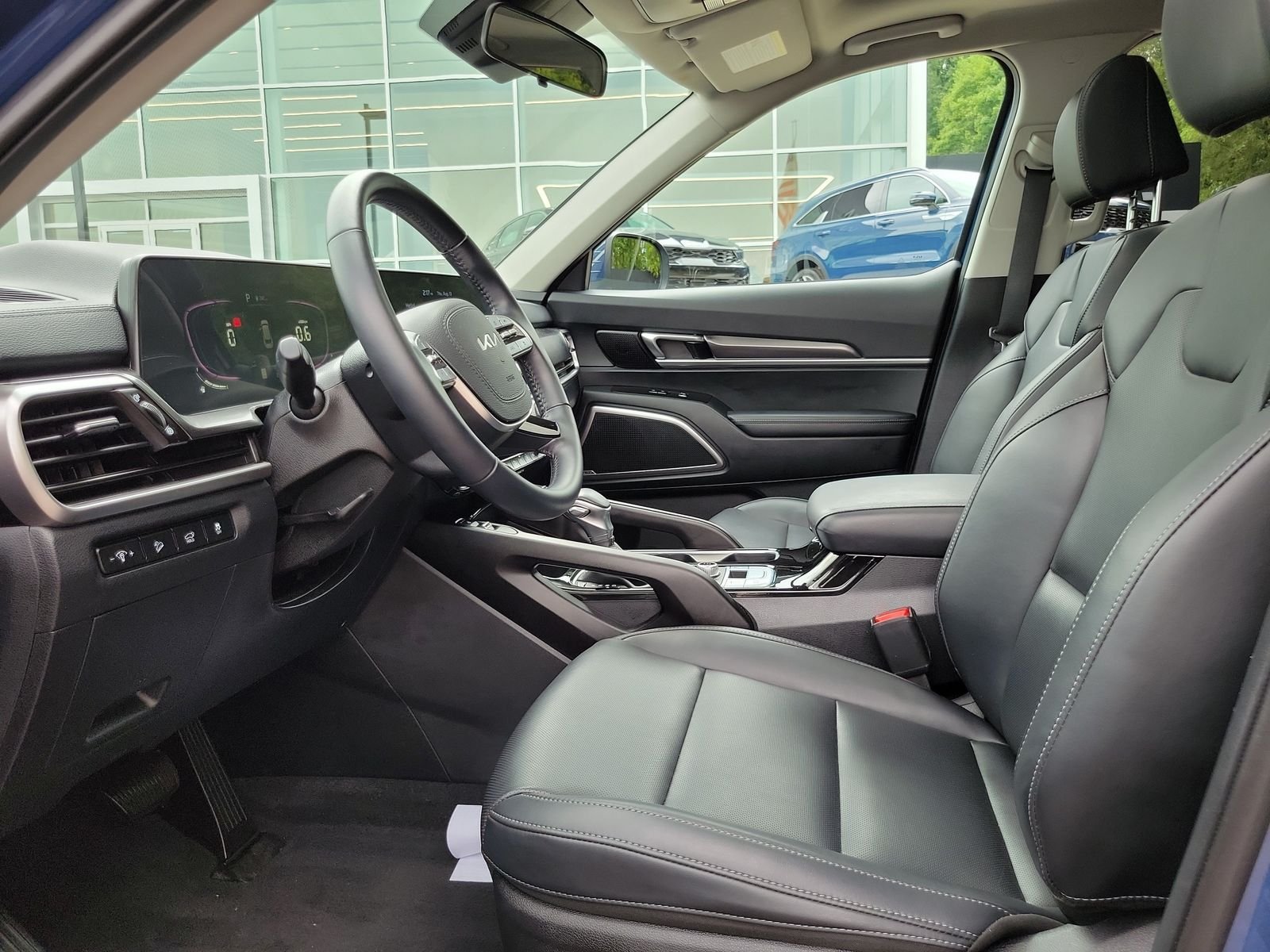 Used 2025 Black Kia S image 9