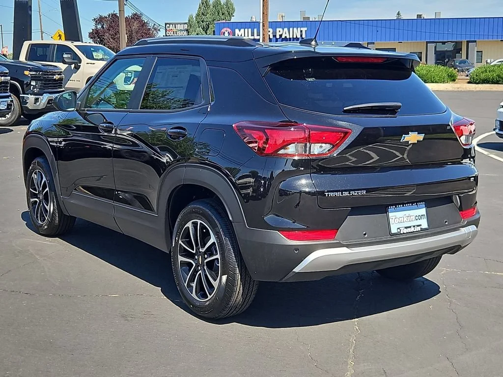 New 2026 Mosaic Black Metallic Chevrolet LT image 4