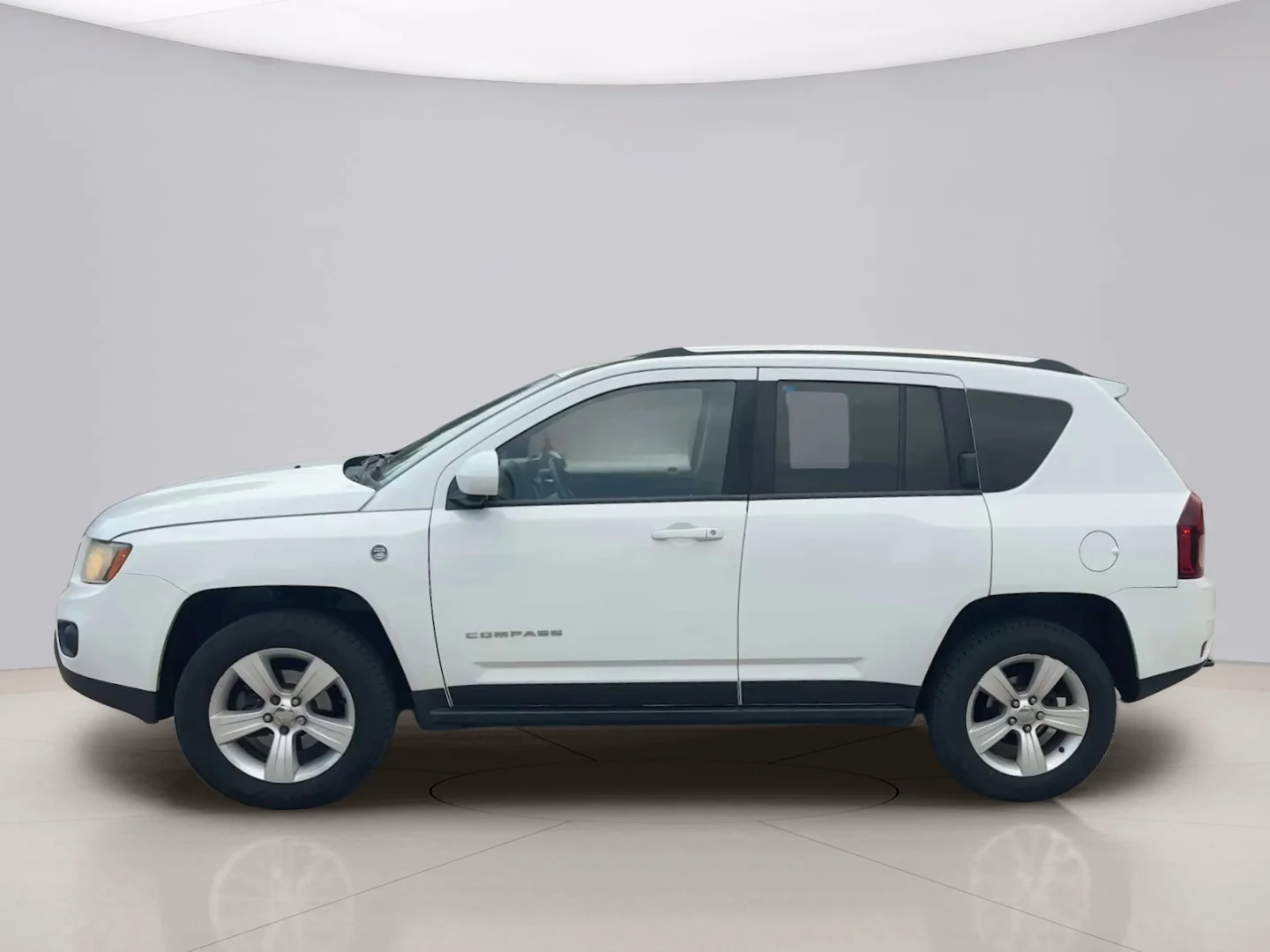 Used 2015 White Jeep LATITUDE image 2
