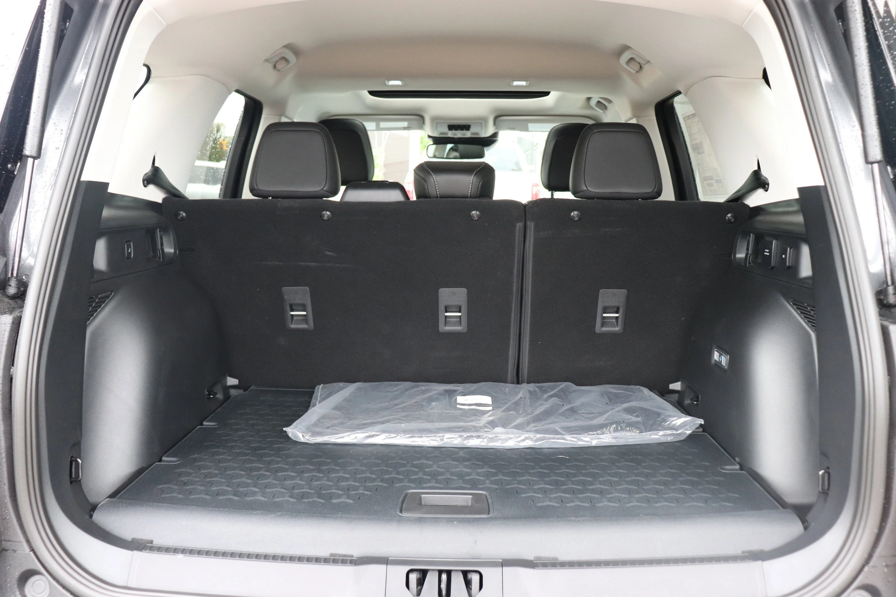 New 2026 CARBONIZED GREY Ford Outer Banks image 6