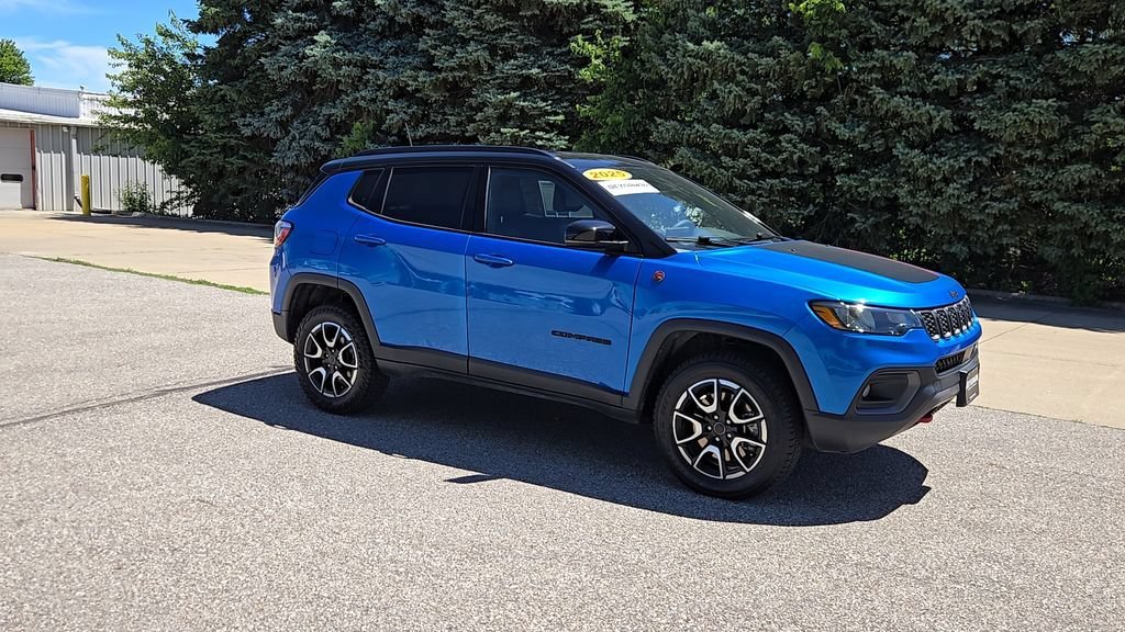 Used 2025 Hydro Blue Pearlcoat Jeep Trailhawk image 2