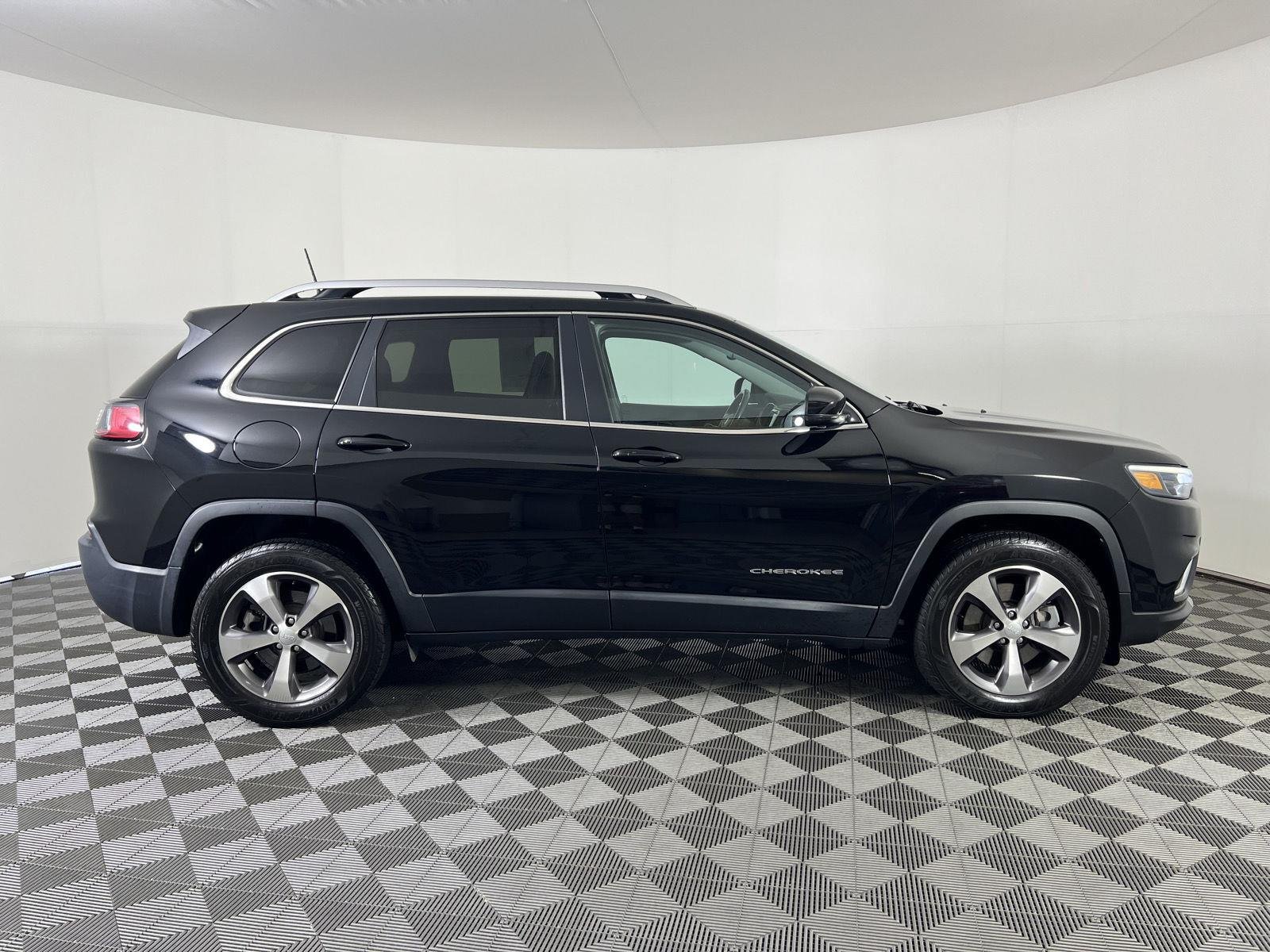 Used 2020 Diamond Black Crystal Pearlcoat Jeep Limited image 30