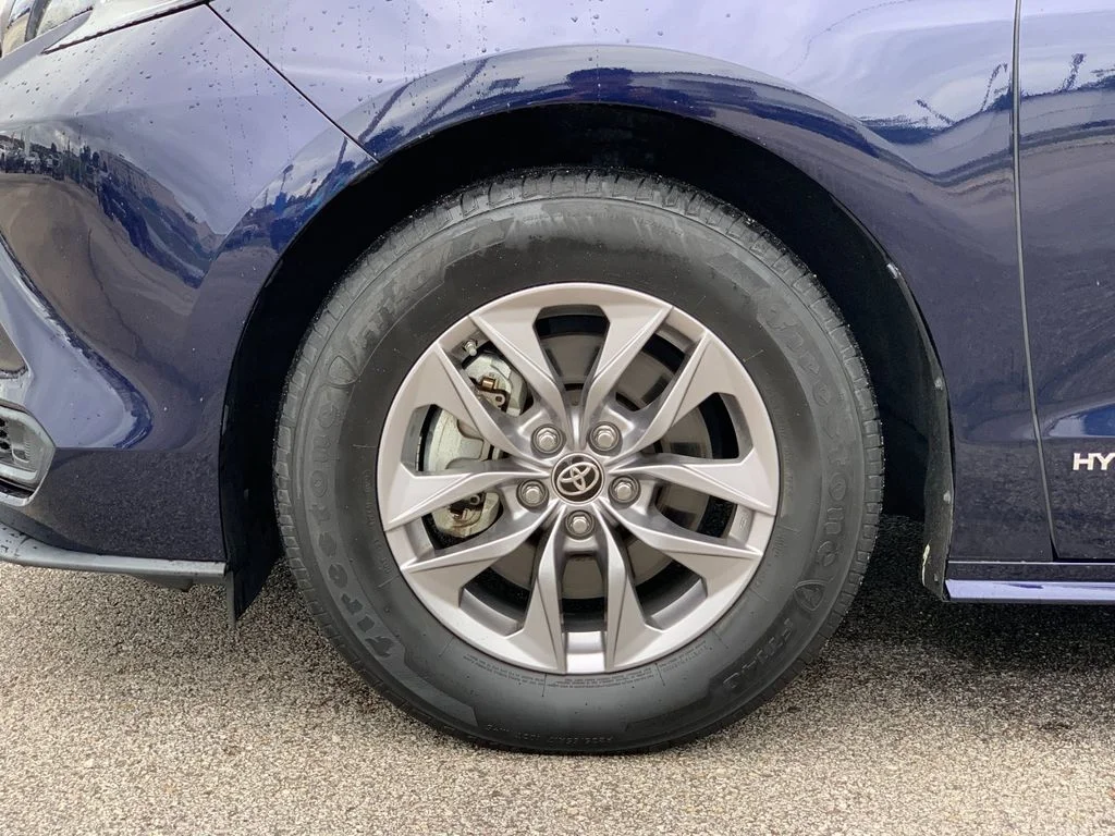 Used 2021  Toyota LE image 34