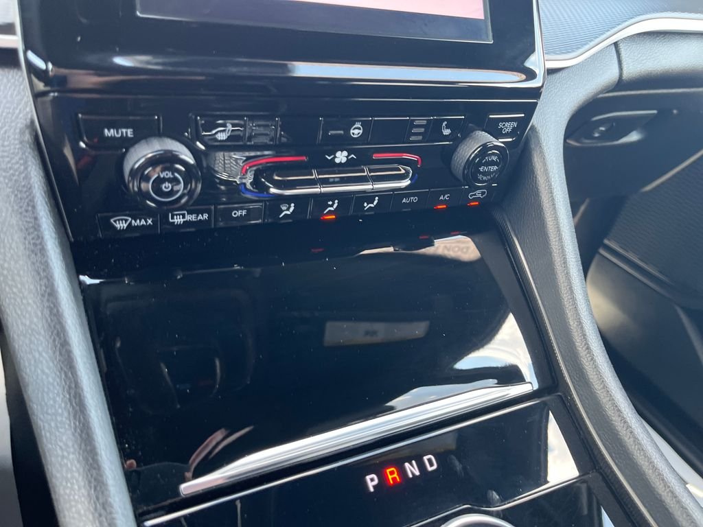 Used 2024 White Jeep Altitude image 19