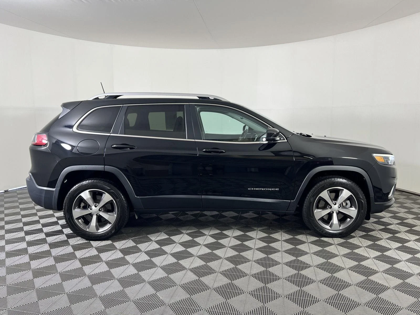 Used 2020  Jeep Limited image 30