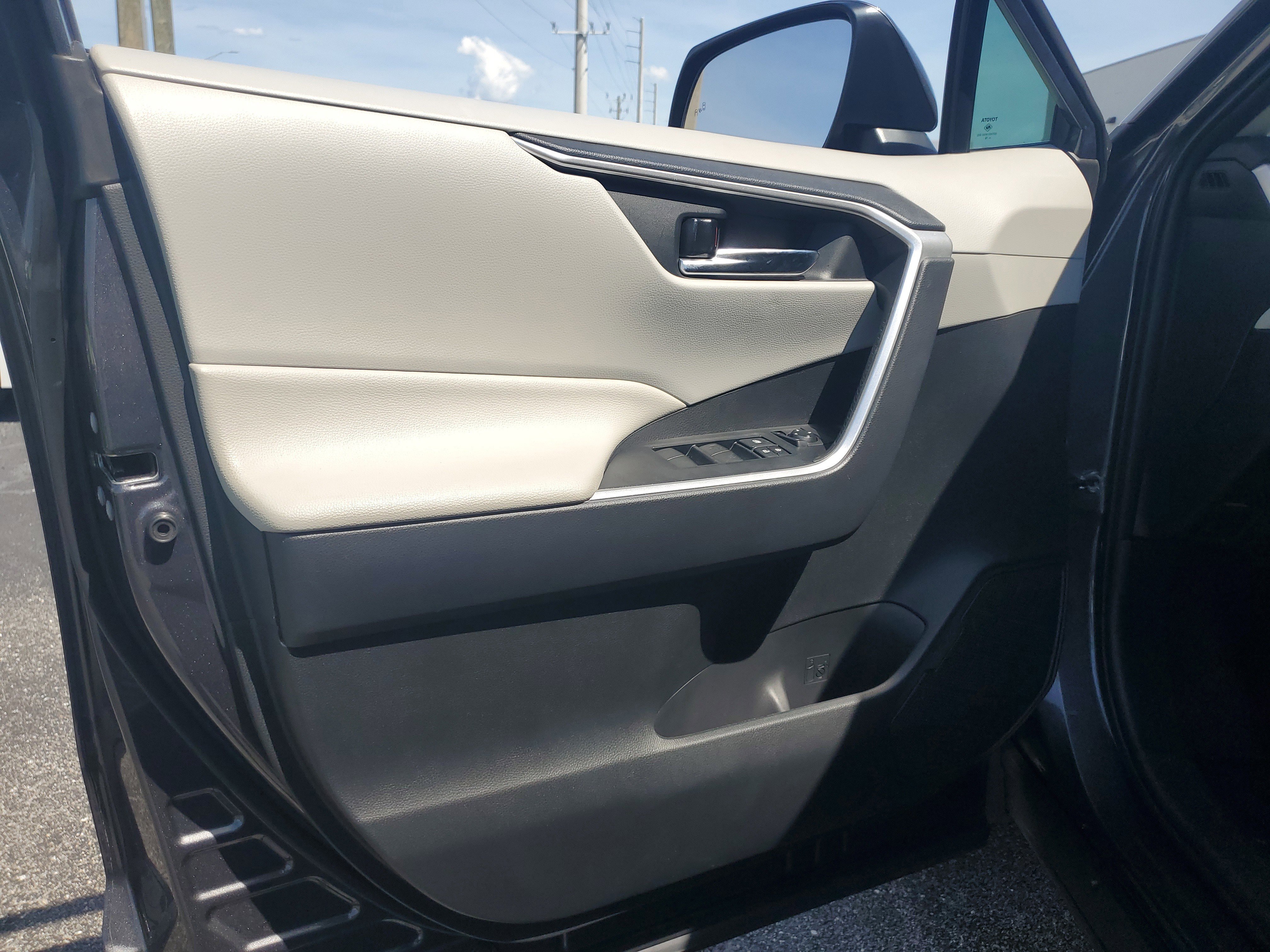 Used 2020 Magnetic Gray Metallic Toyota XLE image 23