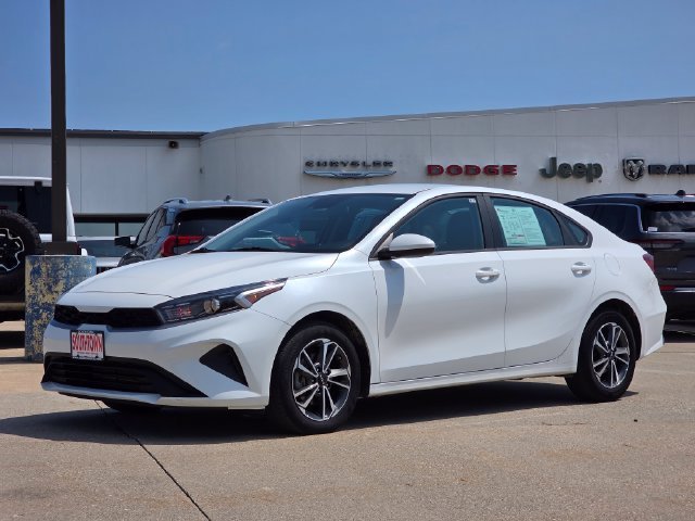 Used 2024 Snow White Pearl Kia LXS image 1