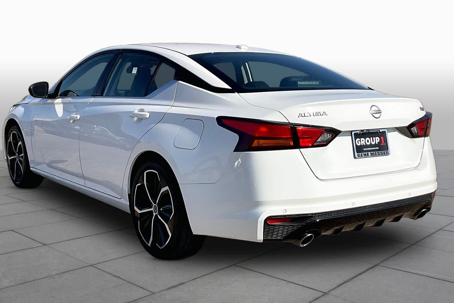 Used 2025 Glacier White Nissan SR image 12
