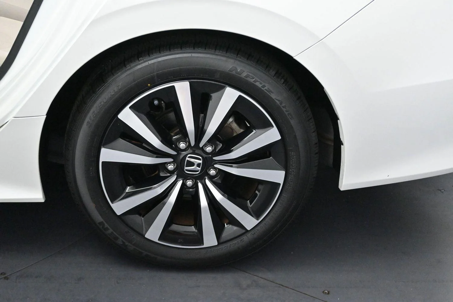 Used 2022 Platinum White Pearl Honda EX image 34