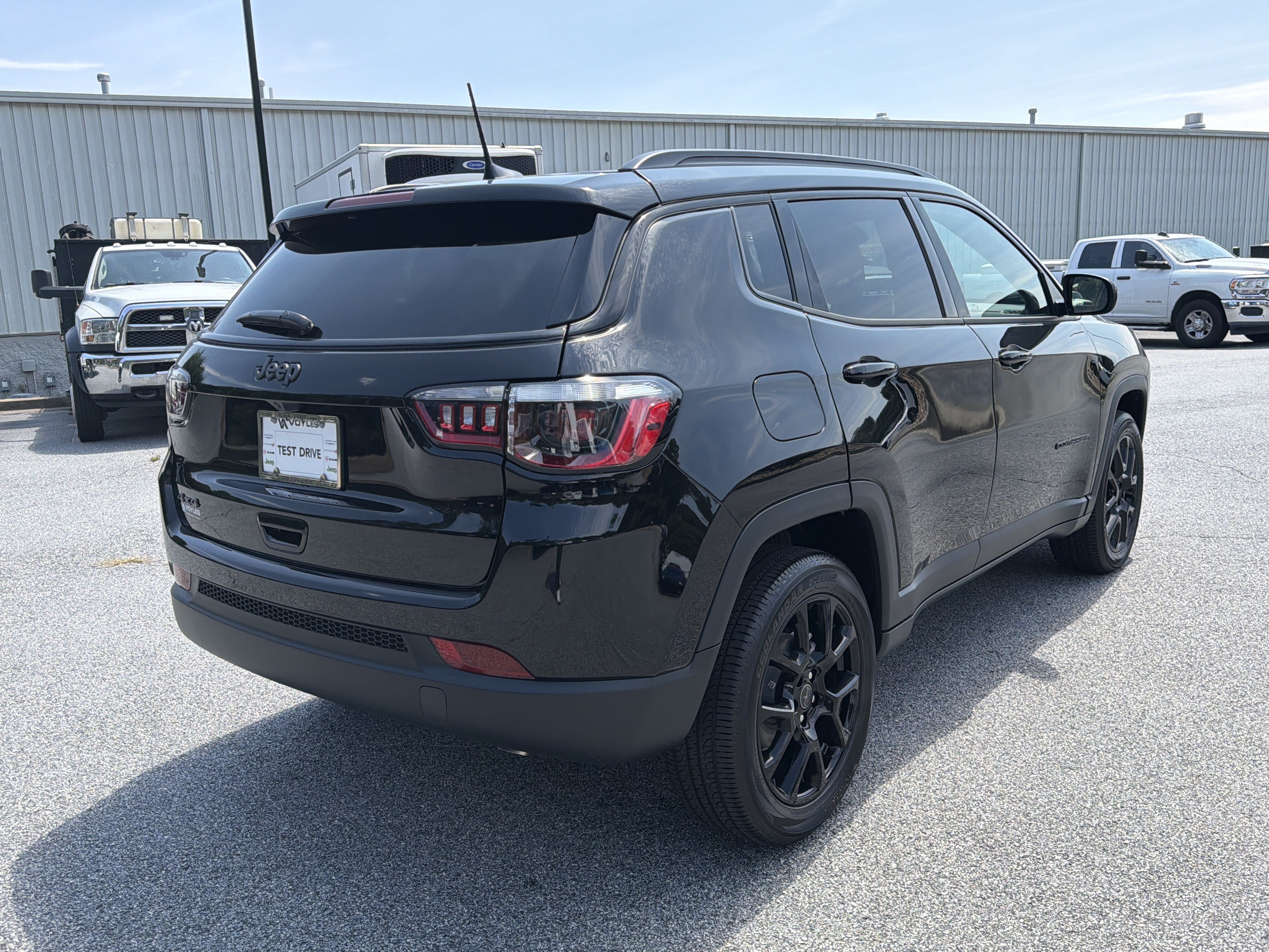 New 2026 Diamond Black Crystal Pearl-Coat Exterior Paint Jeep Latitude image 8