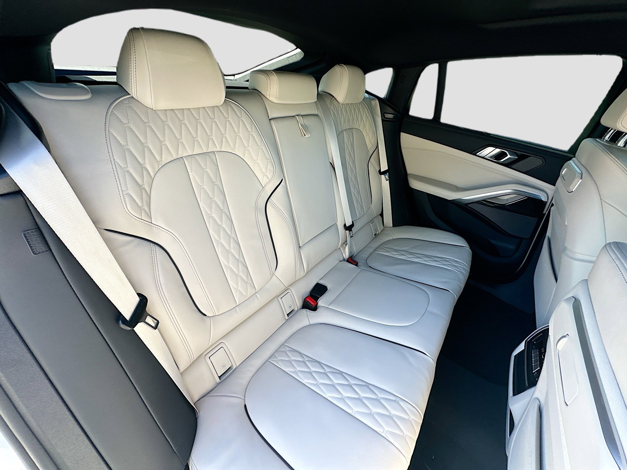 Used 2026 White Metallic BMW M60i image 25
