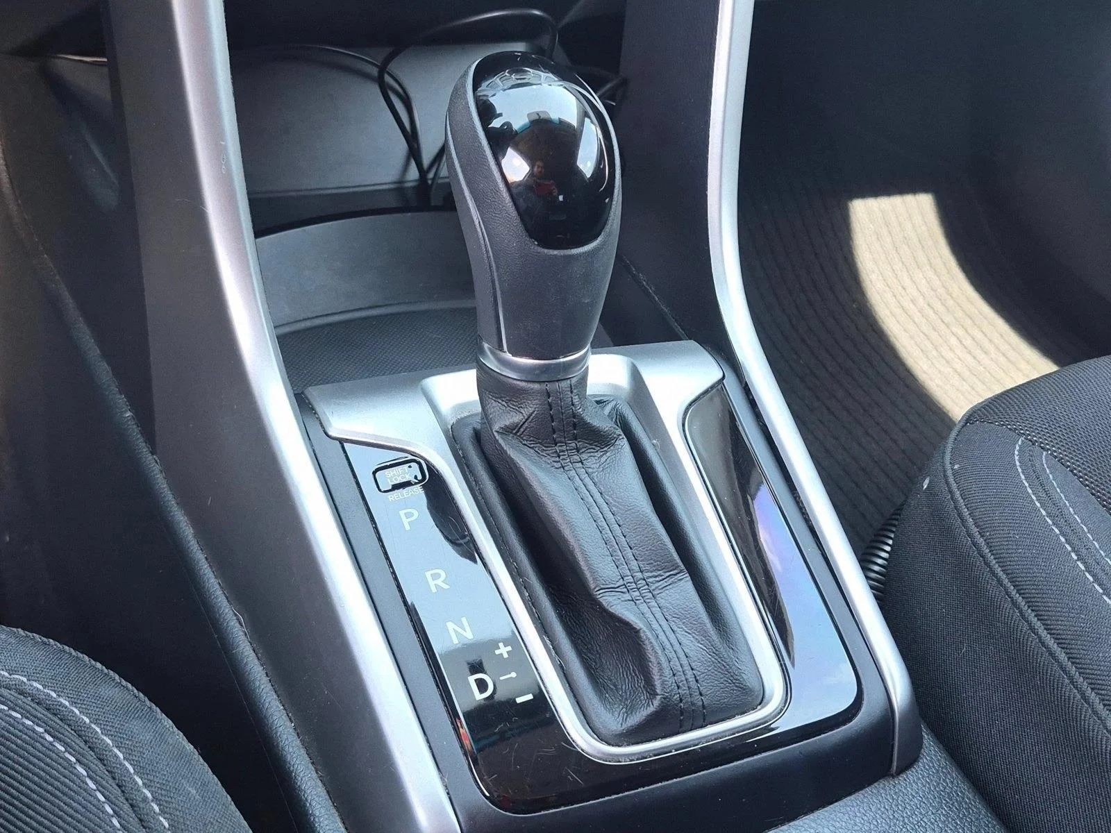 Used 2014 Shimmering Silver Hyundai  image 13