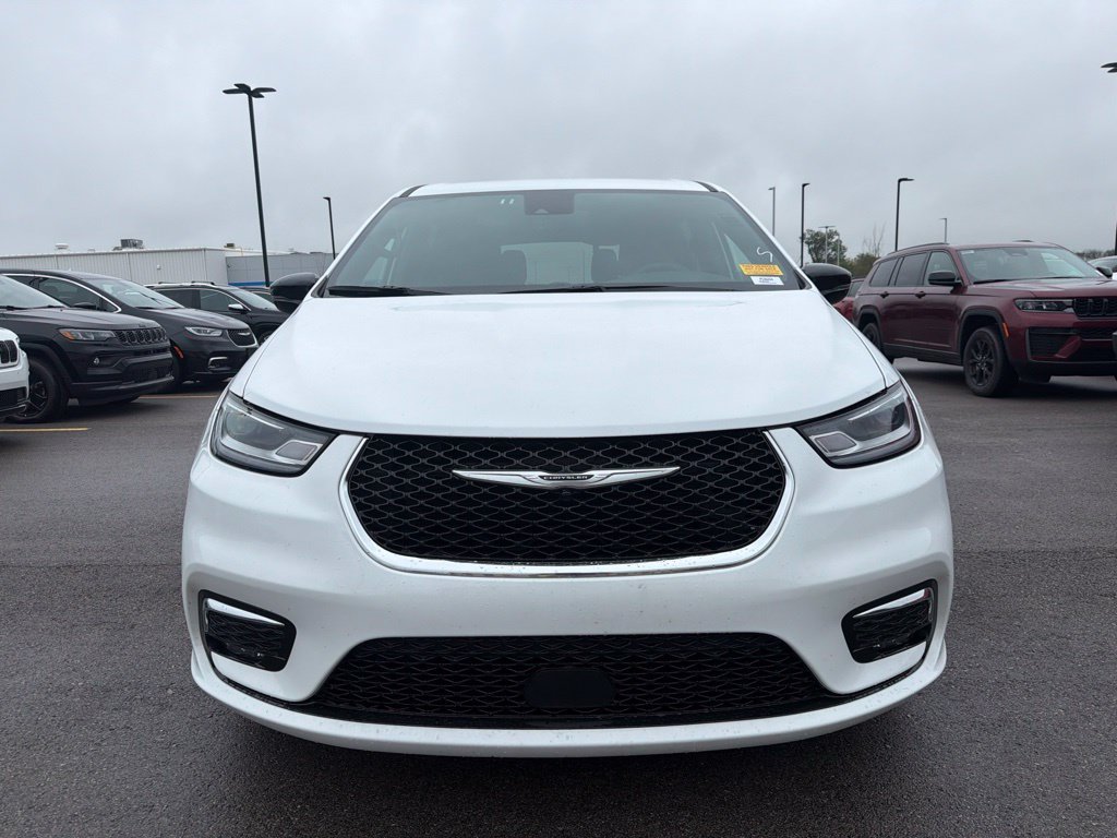 Used 2026 Chrysler Pacifica Select with VIN 2C4RC1BG7TR246424 for sale in Kansas City