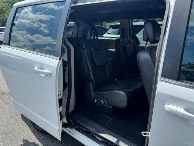 Used 2019 White Dodge SXT image 16
