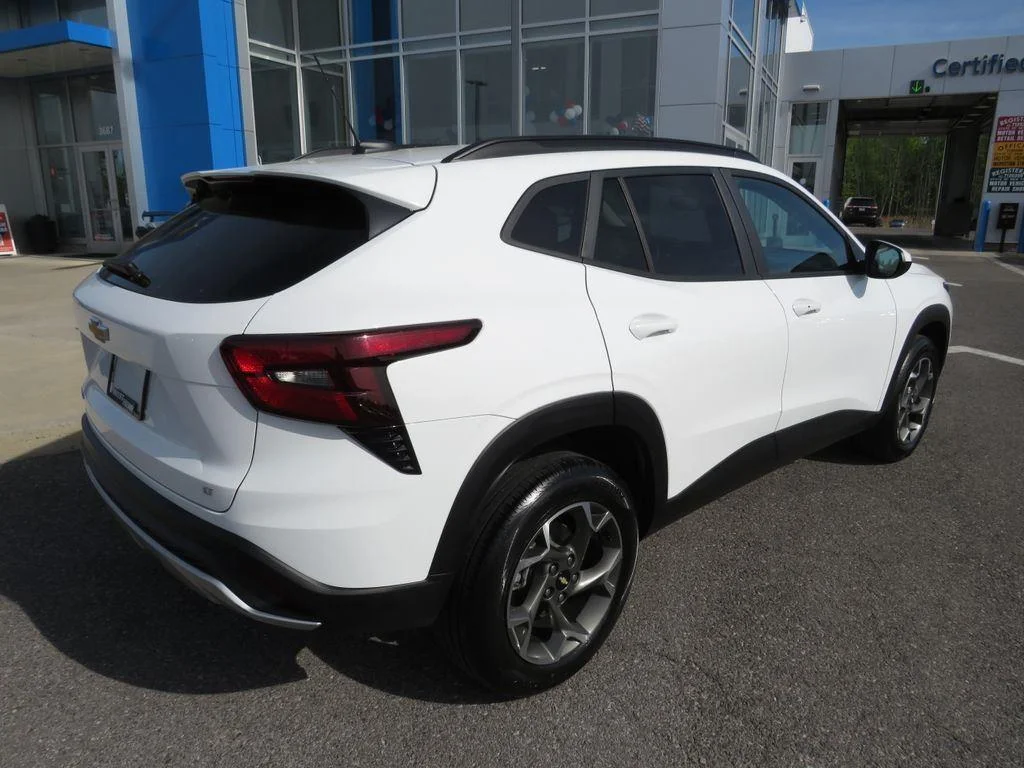Used 2024 Summit White Chevrolet LT image 7