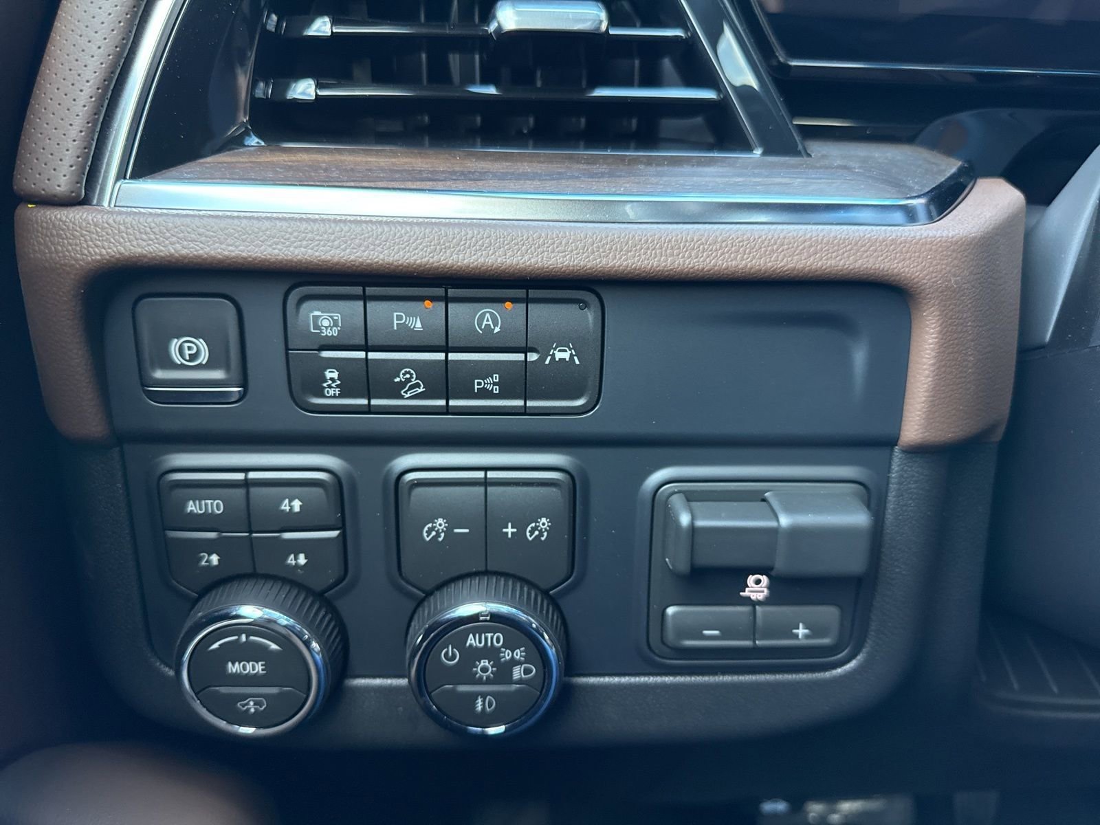 New 2026 Dark Ash Metallic Chevrolet High Country Deluxe with 24in Wheels - Panoramic Sunroof - Super Cruise - Technology & Entertainment image 40